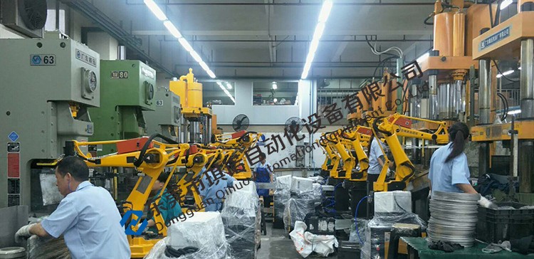 沖床取放料機(jī)械手圖片